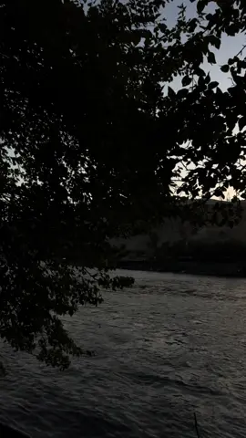 بیهێنە پێش چاوت لە ڕادیۆکە گوێ لە گۆرانیە دڵخوازەکەت ئەگریت کە ئارەزووی تۆیە ' بەڵام خشەخش ئەکات جار جار دەنگەکەی دەپچڕێت ' هەرچەندە گۆرانیەکەت حەز لێیە بەڵام ئەیکوژێنیتەوە ' مرۆڤ ناتوانێت لە شتێک بەردەوام بێت کە نیگەران و دوودڵی بکات هەرچەندە خۆشیشی بوێت لە خاڵێکدا دەسبەرداری ئەبێت لە کۆتایدا تۆ ئەبێت بەرەو خۆشبەختی ڕا بکەیت ئیدی لەگەل کەسێک یان بە تەنها گرینگ نییە تەنها ئەوە گرینگە بگەیت بە خۆشبەختی 🖤 #foryou #tiktok #active #sulaymaniyah #paiwandjaf 