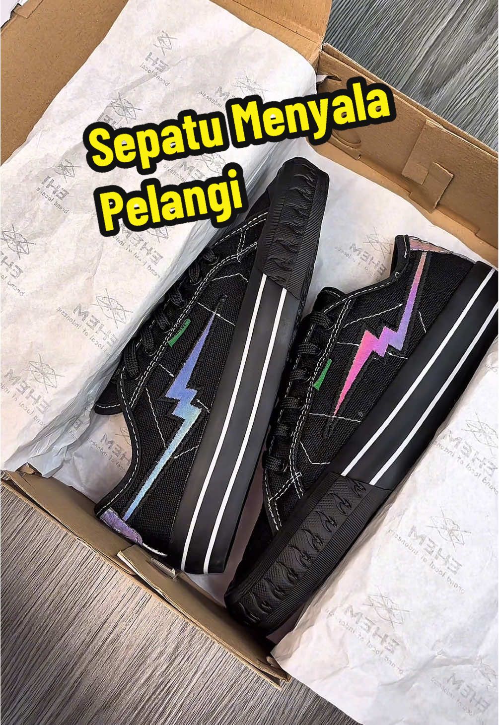 🌈 Nyala pelangi di sepatu hitam?! 🔥 Ehem Reflective Edition — clean look tapi standout banget 😍 Bahan premium, empuk, dan super nyaman  #sepatunyala #sepatusneakers #sepatulokal #rekomendasioutfit #foryoupage 