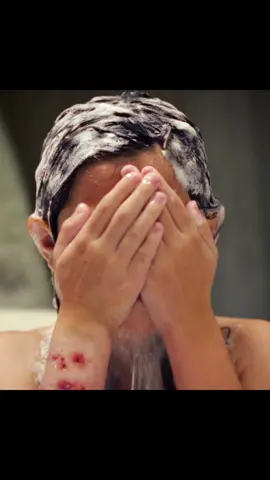 Always keep your eyes open when washing your hair—otherwise, it can be extremely dangerous.#TikTokGemsContest#fyp #fypシ #movie #film #foryou #tiktok #viraltiktok #viralvideo