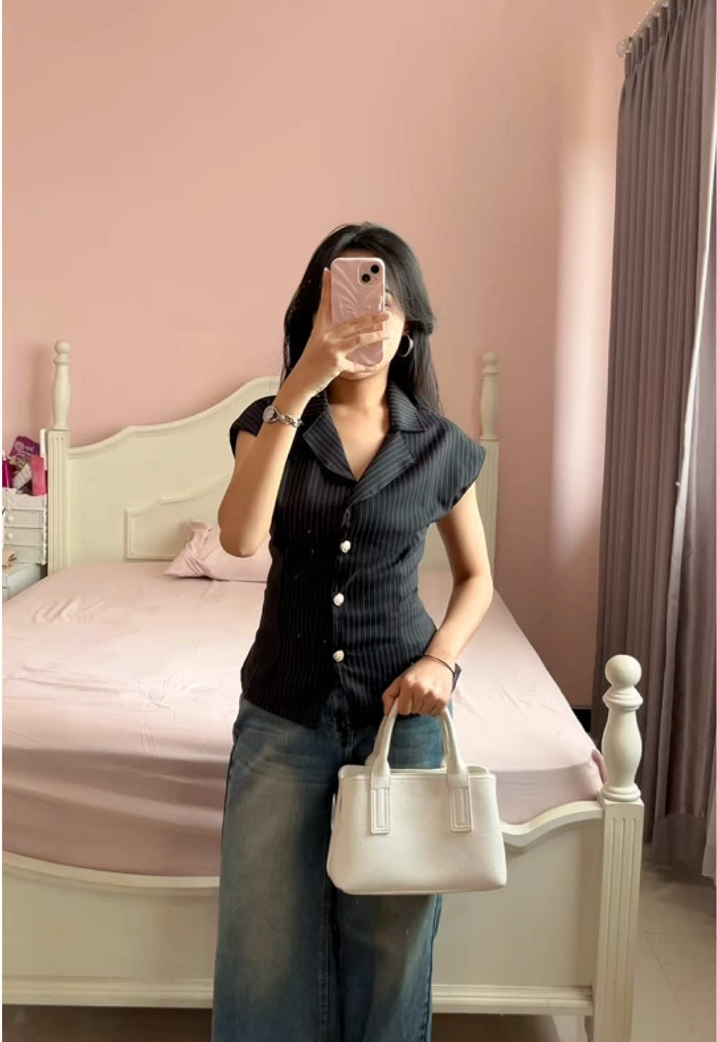 feelin elegant in this fitted shirt🤍✨ fit nya cakep deh bikin ramping #fittedshirt #kemejafitbody #kemeja #kemejawanita 