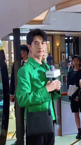 Khen ảnh hôm nay đẹp trai ảnh nói Thật hả?😂 Thật chứ trời, đẹp trai thật mà #vumonglung 