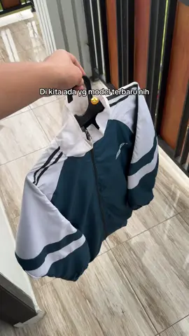 Nah coba cek kalian dapet harga berapa? buruan cekout sebelum harganya nanti naik  #fyp #jaketkeren #jaketantiair #jakettracktop #jaketparasut 
