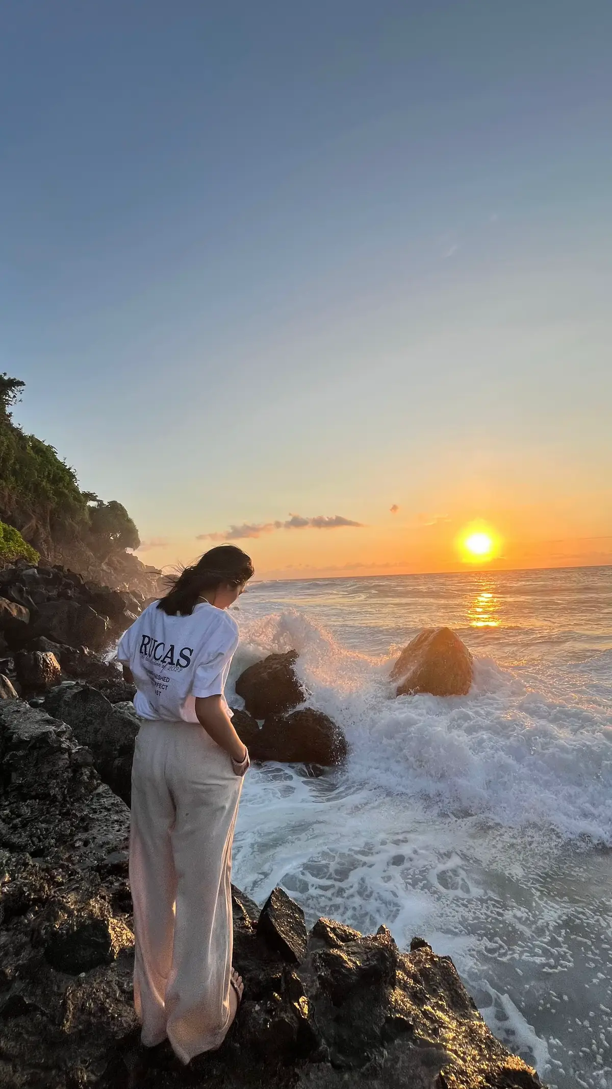 The sunset is so beautiful isn’t it?#sunset #sunsetlover #senggigilombok #lomboktiktok #fyppppppppppppppppppppppp 