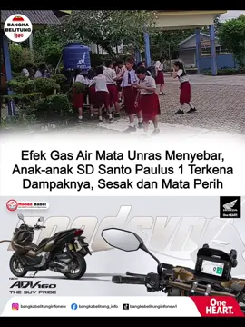 Aksi Unras yang dilaksanakan di Pt Timah berlangsung ricuh tak terkendali. Kondisi ini memicu aparat untuk menembakkan gas air mata, namun sayangnya lokasi PT timah dekat dengan sejumlah fasilitas umum seperti rumah sakit, sekolah, dan pusat belanja (Transmart). Dampak langsung terkena gas air mata yaitu SD Santo Paulus 1 yang berlokasi di Jl Belanak Raya. Hal ini bermula dari anak-anak yang mendengar bunyi ledakan sebanyak tiga kali kemudian mencium bau mesiu, tak lama kemudian batuk dan sesak nafas. Anak-anak berhamburan keluar kelas dan mendapati udara di luar lebih parah, ada beberapa anak juga mengalami mual. Anak-anak bergegas mencuci muka dengan air. Guru-guru membawa mereka ke tempat tertutup ber-ac untuk meredam bau dan sesak nafas hingga mereka dijemput oleh orang tua mereka. 📹 ada di slide berikutnya 📹DM  Hanya Followers Yang Bisa Komentar‼️ Follow @bangkabelitunginfonew Buat Kamu Lebih Tau Kabar Seputar Bangka Belitung & Sekitarnya #bangkabelitunginfo #bangkabelitunginfonew #bangkabelitung #breakingnews #informasi  