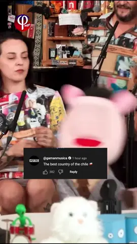 🎸🇨🇱 Una presentación única llega al Tiny Desk, 31 Minutos en vivo!. El emblemático programa 31 Minutos hizo su debut en Estados Unidos con una actuación tan inesperada como memorable. Reconocido en toda América Latina por su equilibrio entre humor, educación y crítica social, 31 Minutos transformó el espacio del Tiny Desk en un verdadero escenario de juego creativo. La combinación de elementos musicales —desde riffs inspirados en el rock del Cono Sur hasta coros entrañables— se mezcló con la personalidad de sus carismáticos personajes, en una puesta en escena dinámica y original. Más que un show infantil, 31 Minutos es un fenómeno cultural que ha acompañado a distintas generaciones. Su participación en Tiny Desk no solo celebra su historia, sino que también abre una nueva etapa de proyección internacional, acercando su propuesta a nuevos públicos. Un momento especial que destaca la diversidad musical y creativa de América Latina en uno de los escenarios más reconocidos a nivel global. #31Minutos #TinyDesk #NPRMusic #hablocomoidiota #31minutostinydesk 