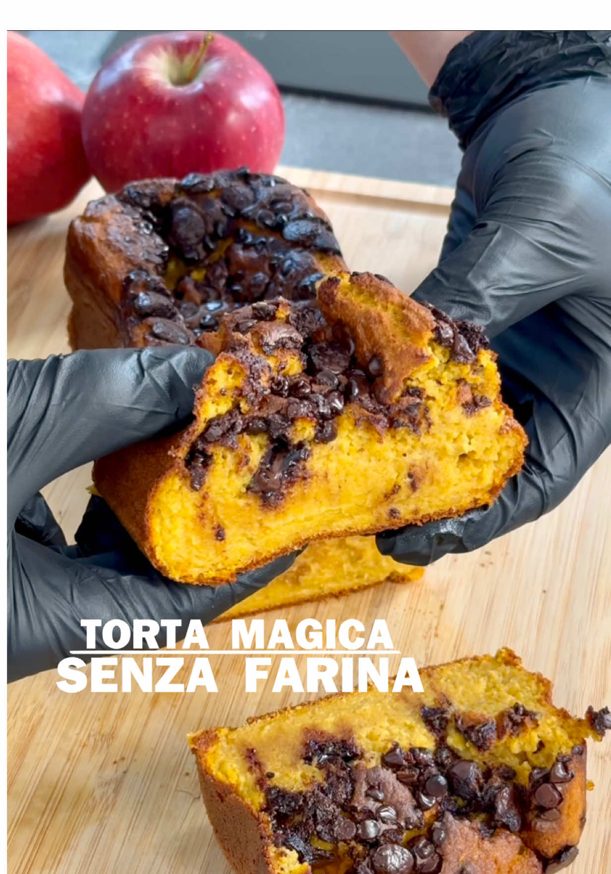 🍎 TORTA MAGICA SENZA FARINA 😋 5 ingredienti, senza zuccheri aggiunti, insomma… ADATTA A TUTTI! Questa torta mele e carote ha fatto letteralmente impazzire il web‼️ Una torta morbida, con solo 5 ingredienti, si prepara veramente in 5 minuti di orologio ed è BUONISSIMA 🤤 Lascia un “MI PIACE” è il tuo modo di dirmi grazie 🙏🏻❤️ ✌🏻 Seguimi @giuseppe_healthy Ingredienti: 1 mela 1 carota 3 uova 180g fiocchi di avena 240ml latte 1 bustina lievito per dolci Gocce di cioccolato (facoltative) Procedimento: Frulla insieme tutti gli ingredienti fino a formare una pastella liscia ed omogenea. Trasferisci in una tortiera foderata, per un risultato più goloso aggiungi gocce e pepite di cioccolato in superficie e cuoci a 180 gradi per 45 minuti circa; lasciala intiepidire e sei pronto per portarla in tavola ❤️ Io l’ho adorata, tu cosa aspetti a provarla?!🥰 📌 Io ho scelto il formato “torta”, ma tu puoi tranquillamente fare delle monoporzioni, versando il composto in dei pirottini per muffin 🫶🏻 MACROS x fetta (1/8) : 18.1CHO/3.7F/5.9P/ 129cal • • • #mele #avena #mela #ricette #keto                