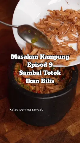 Tak semua sambal kena kisar halus. Kadang, sambal yang ditumbuk tu lah yang syahdu! Ni saya tunjuk cara buat Sambal Totok Ikan Bilis — rasa pedas, masin, manis… semua balance! Bahan-bahan: 1/2 mangkuk ikan bilis 1 biji bawang merah besar 3 cili merah 5 cili padi 3 cili hijau 5 cili padi hijau Garam secukup rasa Minyak untuk mengoreng Makan dengan nasi panas & telur mata — confirm tak cukup satu pinggan 😋 #sambaltotok #resepisimple #resepimudah #tiktokfood 