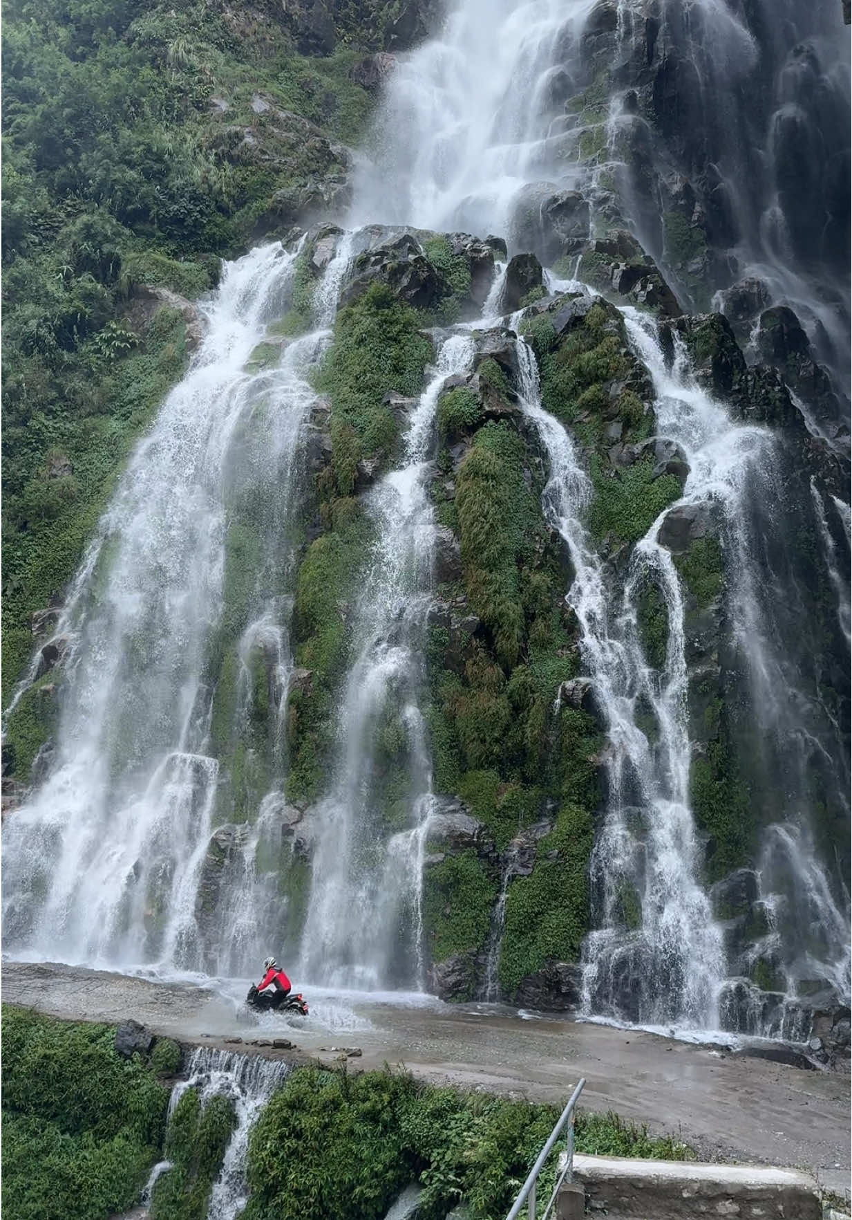Huge Octopus Waterfall 🐙 #bike #bahubali #manang #viral #fyb 