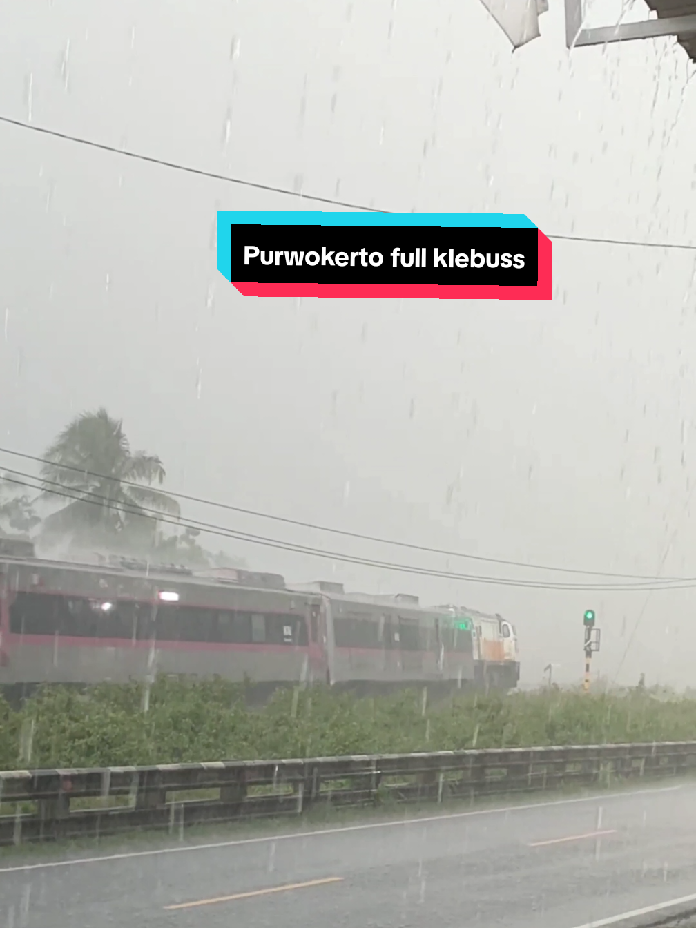 Menerjang derasnya hujan di Purwokerto✨ @KAI121 @Videokeretaapi @Cinta KAI 🇮🇩 @jalur5  #klebus #purwokertoviral #keretaapiindonesia #hujanderas #sadvibes 