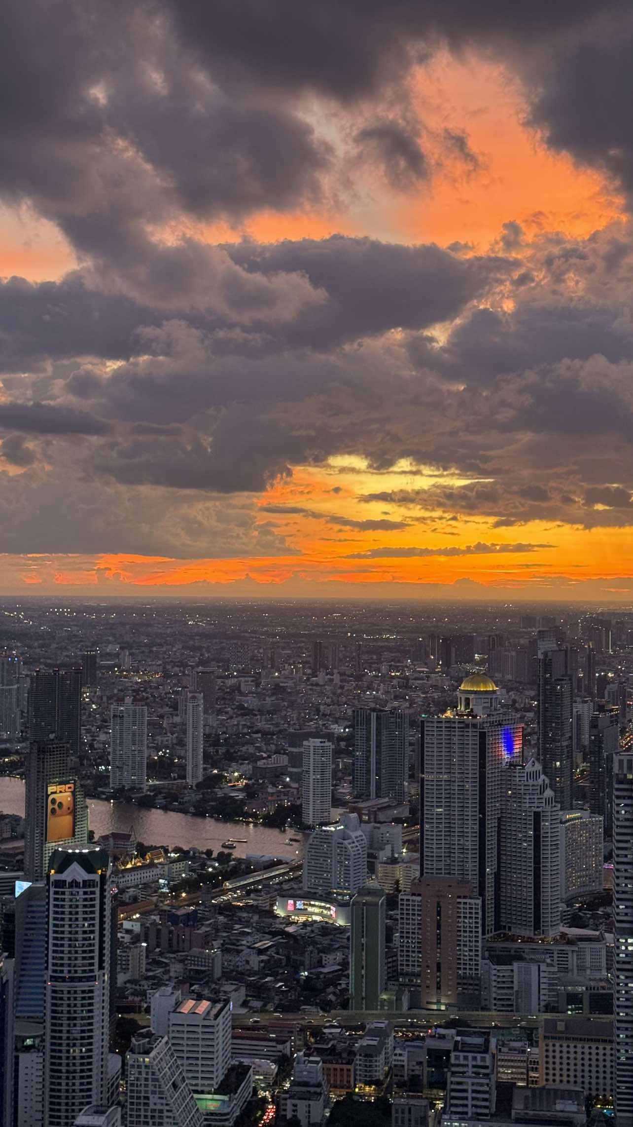 Golden hour 🌞☀️ #skywalk #bangkok #rooftop #thailand🇹🇭 #kingpowermahanakorn 