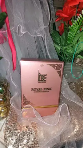 Royal Pink – eleganță pură într-o sticlă de vis!  Un parfum de la @Dorall Collection , creat pentru femeia rafinată, sigură pe ea și irezistibilă  Note de vârf: trandafir și bergamotă – delicate, dar pline de caracter Note de mijloc: iasomie și fructe roșii – senzuale și feminine Note de bază: vanilie, mosc și lemn dulce – calde, profunde și persistente Royal Pink este parfumul care te face să te simți ca o regină — sofisticată, elegantă și memorabilă  Perfect pentru zilele speciale sau serile când vrei să lași o amprentă inconfundabilă  Dacă iubești parfumurile cu personalitate, dă follow  pentru mai multă inspirație olfactivă și beauty vibes! #RoyalPink #DorallCollection #PerfumeLover #FragranceAddict         @TikTok @tiktok creators @TikTok France @TikTok Trends @tiktokglobal @TikTok Japan @TikTok for Good @TikTok Brasil @TikTok Tips @TikTokCreators_ID @틱톡 TikTok Korea    @tiktok @tik tok                 #CapCut 