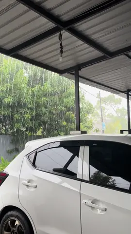 Hujan di sore hari seadem itu🌧️🤍#masyaallahtabarakkallah #hujanderas #terasrumah 