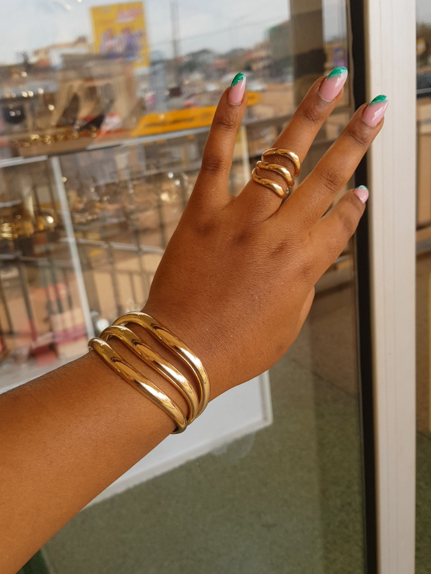 Bangle and ring 20k . Let's complete that outfit 🌸  we are located at Abaita ababiri-Entebbe rd and a delivery place at Wandegeya Kampala  #bangleset #bangles #jewelrytiktok #eleganzaicon #fashionandstyle 