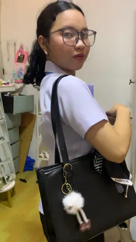 So pretty ng bag na to! 😩✨ #slingbag #bagforstudent #underarmbag #bagrecommendation #collegebag 