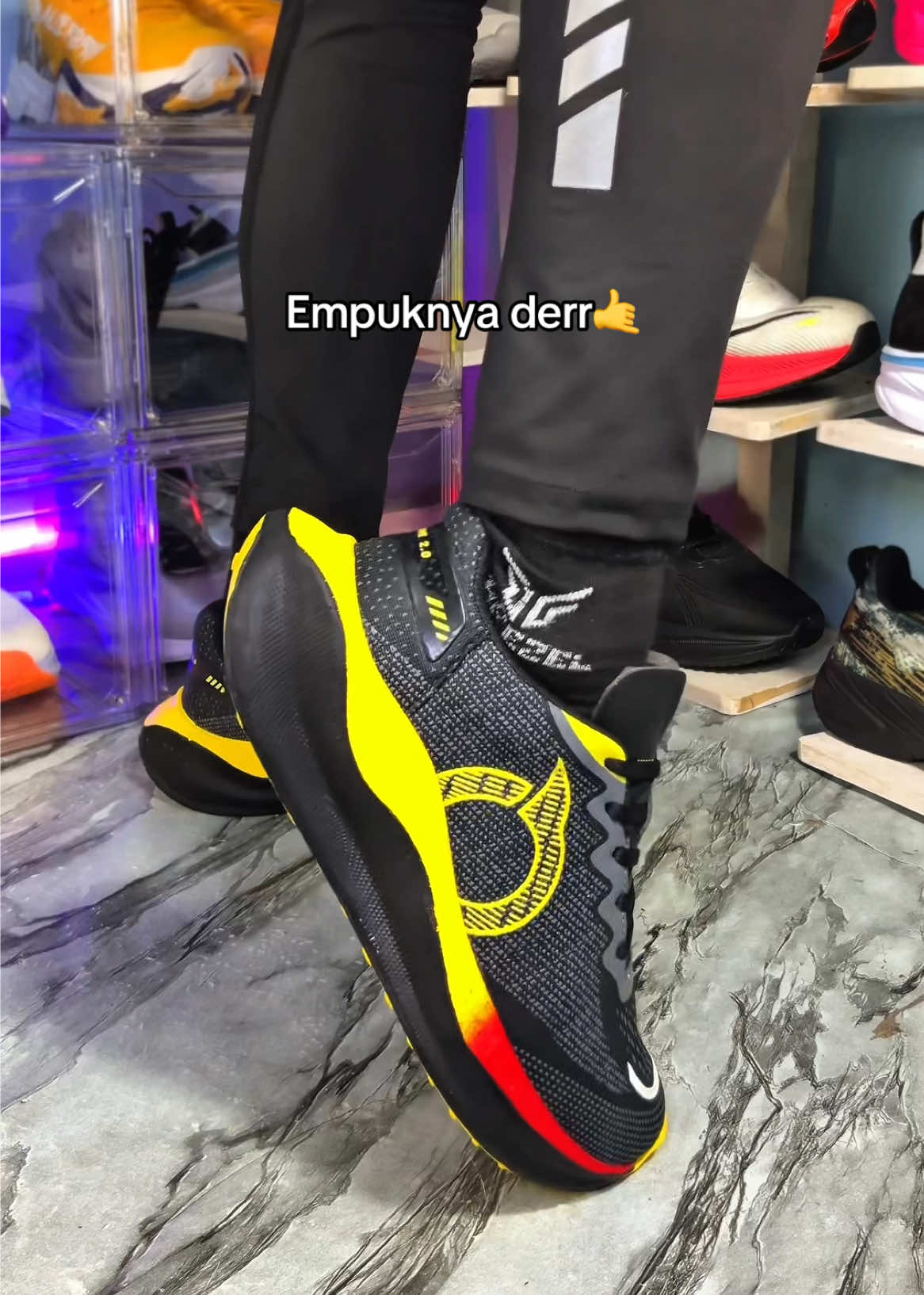 Sepatu running empuk nyaman dipakai, ringan cocok buat kamu yang suka ringan”#sepaturunning #sepatulari #sepatuolahraga #sepatuortuseight #sepatulari 