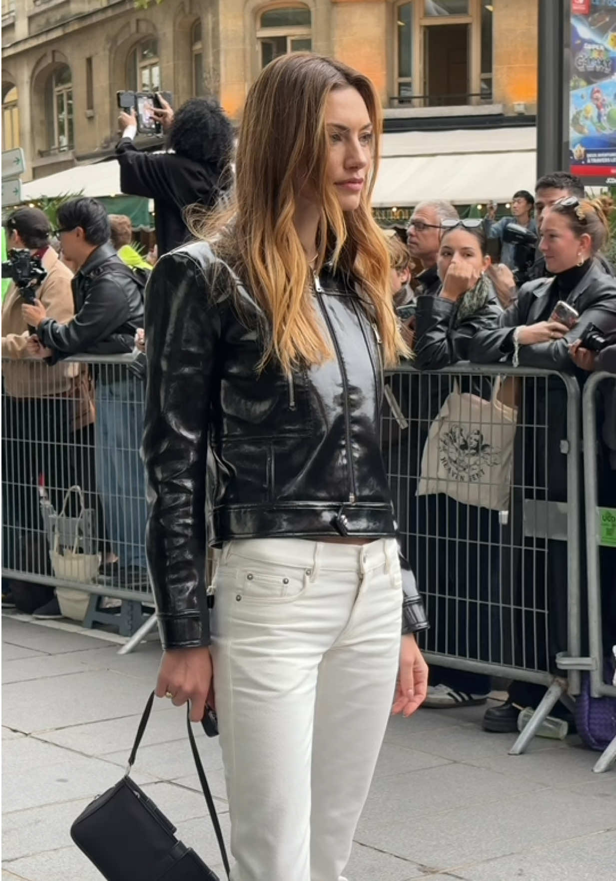 #phoebetonkin, actriz de #theoriginals y #thevampirediaries, tampoco ha querido perderse el desfile de @coperni en #pfw 