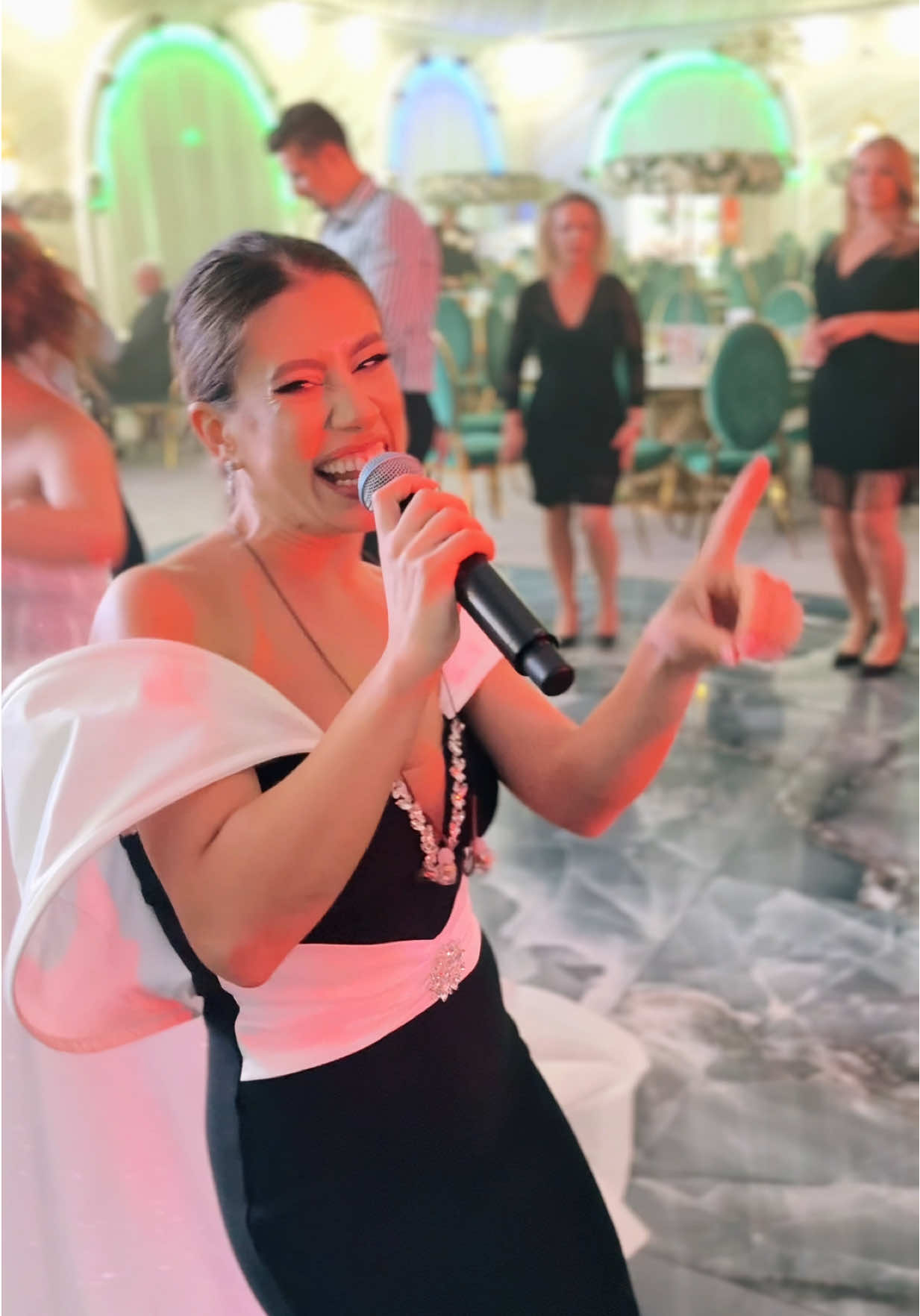 Balerina capucina 🖤🤍 #new #trend #tiktok #denisabalu #fyp @Frații Balu & Contrast Band @Savu Calin @Gabi Secheli @IQ Fashion Luxury Boutique 