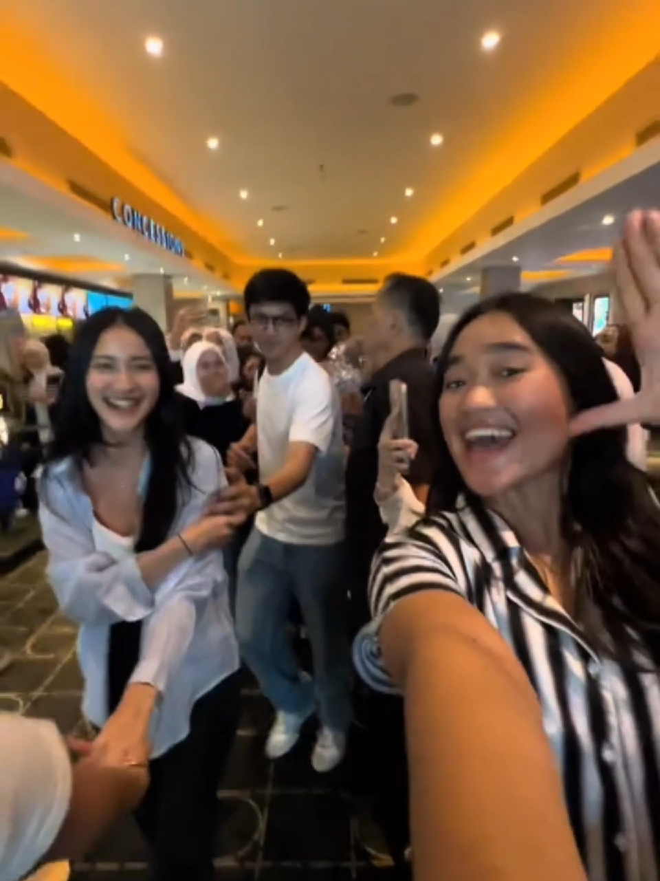 Leya’s father said, “el always walks behind leya” 😳🫠 Leya nya dijagain bgt 🥹🫶 #elputrasarira #leyaprincy #ranggacinta #elleya 