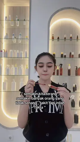 jadilan terang tanpa memadamkan cahaya orang lain , naiklah tinggi tanpa menjatuhkan orang lain, dan jadilah baik tanpa harus menjelekkan orang lain 🥰@SLV COSMETIC @@selviayundareal.3 