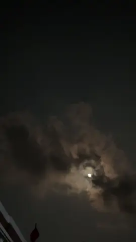 Flight lagi terang bulan, indah banget pasti, dah mana langitnya bersih, kalo ada awan langsung di dorong angin. Masyallah.