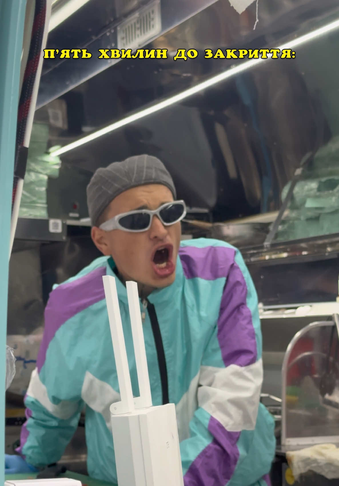 Чекаємо на вас щодня о 19:55 (за 5 хвилин до закриття 😅😉) 📍 Unit.City, вул. Дорогожицька, 3 — блакитний фуд-трак біля В8 Замовляй Glovo та Bolt Food. Доставка 🚚 по всьому Києву #київ #київ#кудипітикиїв #стрітфуд 