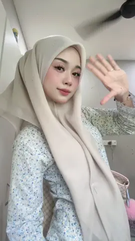 walaupun kamera saya rosak, saya masih mahu bergaya bersama fon tersayang dan lipmatte daripada kak nadia @NadiaNordinCosmetics 
