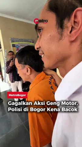 Jajaran Polsek Bogor Utara berhasil menggagalkan aksi  geng motor sekaligus menahan dua orang pelaku yang kedapatan membawa senjata berbahaya. Namun, satu pelaku berhasil melukai anggota polisi yang hendak membubarkan aksi tersebut pada Minggu, 5 Oktober 2025 sekitar pukul 03.30 WIB. Video: Jiddan/Metro Bogor .  #polrestabogorkota #polisi #gengmotor #polsekbogorutara #metrobogor  