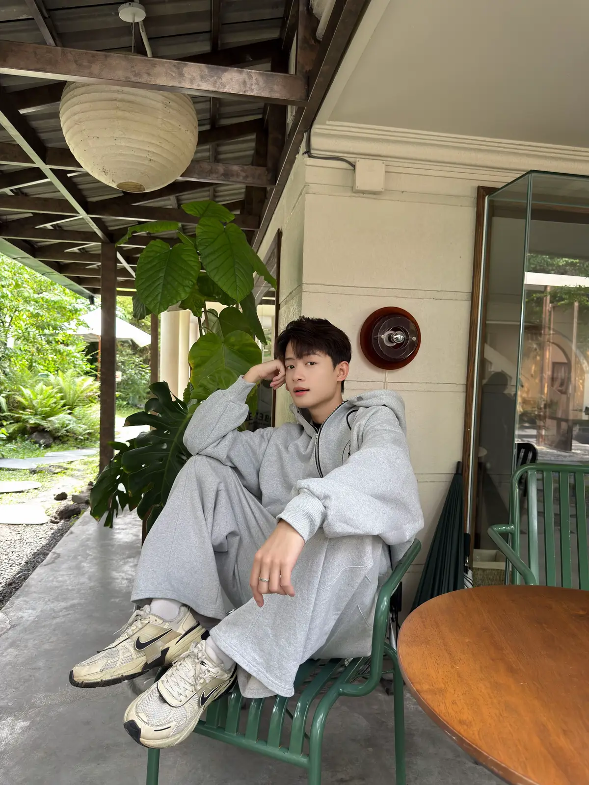 Lòng tôi đang như một đóa hoa gặp thời nở đủ. Bao nhiêu cái thuần túy, thơm tho, lành đẹp của tâm hồn, tôi đều muốn được tiết ra ngoài cho mọi người thấy. Là một đóa hoa nở tung, lòng tôi còn có thể nhận được mọi cái từ ngoài đưa vào, bất cứ là lành hay là độc. Trong một buổi vui vì được sống, tôi đã không nghĩ gì đến sự nghiêm khắc giữ mình. (Đẹp lòng - Nguyễn Tuân)