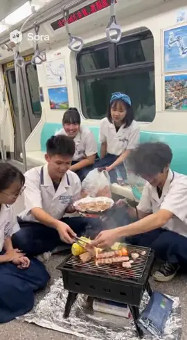 在車廂內烤肉 #sora2 #fyp #2025 #aiart #fypシ゚ #捷運 #fypage #烤肉 #中秋節 #烤肉 #學生 
