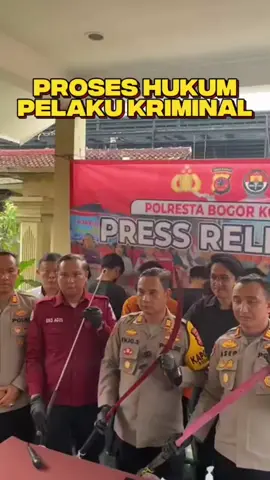 **Polresta Bogor Kota Gelar Rilis Kasus Tawuran di Dua Wilayah, Satu Anggota Pusdiklat Polri Alami Luka Serius** *Polresta Bogor Kota menggelar rilis kasus terkait peristiwa tawuran yang terjadi di dua wilayah, yaitu Bogor Utara dan Bogor Timur. Dalam kejadian di wilayah Bogor Utara, aksi tawuran melibatkan sekelompok remaja yang melakukan perlawanan terhadap anggota Pusdiklat Polri yang saat itu berupaya melerai. Akibat insiden tersebut, anggota Pusdiklat Polri mengalami luka serius dan mendapatkan sekitar 50 jahitan.* Sementara itu, di wilayah Bogor Timur, situasi berhasil dikendalikan oleh petugas. Personel Polresta Bogor Kota bersama Polsek setempat bertindak cepat sehingga proses pengamanan para pelaku tawuran berjalan aman dan kondusif tanpa ada korban luka. Kapolresta Bogor Kota menegaskan bahwa pihaknya akan menindak tegas pelaku tawuran serta memperkuat patroli dan langkah preventif guna mencegah aksi serupa terulang kembali. Polresta Bogor Kota juga mengimbau masyarakat, khususnya orang tua, untuk lebih meningkatkan pengawasan terhadap aktivitas anak-anaknya agar tidak terlibat dalam aksi kekerasan jalanan