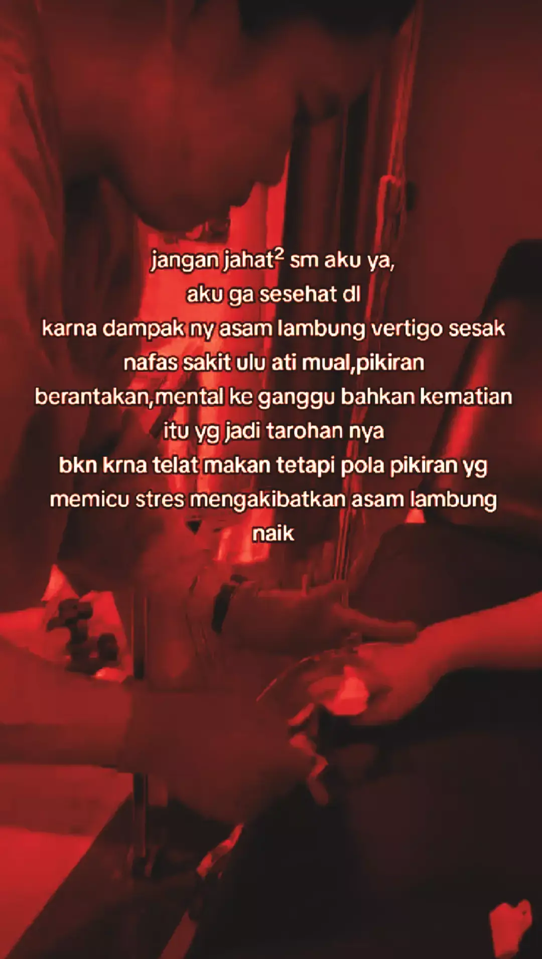 Gejala Asam Lambung Naik (GERD/Maag): 1. Perih atau nyeri di ulu hati (terutama setelah makan atau saat berbaring) 2. Rasa asam atau pahit di mulut 3. Sering bersendawa 4. Mual atau muntah 5. Perut kembung 6. Tenggorokan terasa panas (heartburn) 7. Batuk kering kronis, suara serak, atau radang tenggorokan 8. Sulit menelan atau terasa ada yang mengganjal di tenggorokan Risiko Jika Tidak Diatasi : 1. Radang kerongkongan (esofagitis) – karena iritasi terus-menerus oleh asam. 2. Luka atau tukak lambung – bisa menyebabkan perdarahan lambung. 3. Penyempitan kerongkongan (striktur) – membuat sulit menelan. 4. Barrett’s esophagus – perubahan sel kerongkongan yang bisa berisiko menjadi kanker. 5. Penurunan kualitas hidup – gangguan tidur, nafsu makan menurun, lemas. #herbal #anxiety #gerd #asamlambungkambuh #herbalchina 