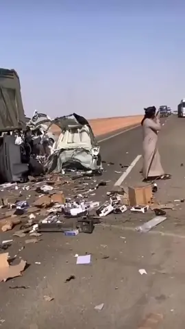 سبحان الله شوفوا 😦💔 الباص انقص نصفين  والسائق ماجاها ولا شي اتوقع والله اعلم بسبب الجوال 📱الله يحفظ الجميع  #حادث #ترند 