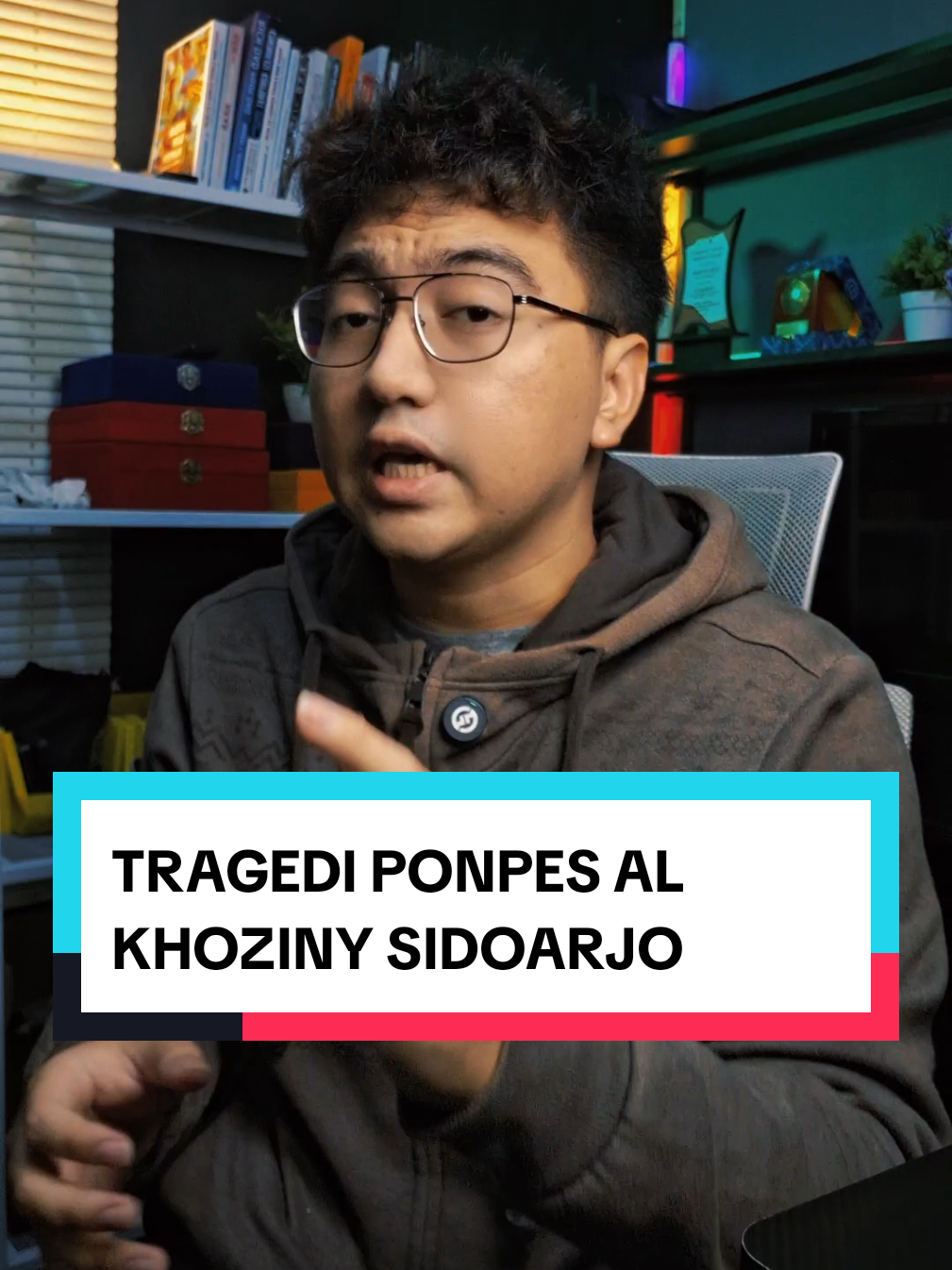Bangunan pondok roboh, santri jadi korban. Yang salah bilang ini takdir, padahal jelas karena kelalaian. Santri disuruh ngecor, kyai naik Pajero. Tragedi dijual dengan label surga. #PonpesAlKhoziny #SantriBukanKuli #KeadilanUntukSantri #Sidoarjo 