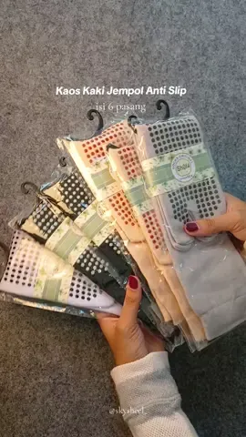 kaos kaki jempol muslimah isi 6 pasang, lumayan banget bisa dapetin ini seharga 60 ribuan aja🥰❤️ #kaoskakimuslimah #kaoskakijempol  #kaoskakiumroh #kaoskakihaji 