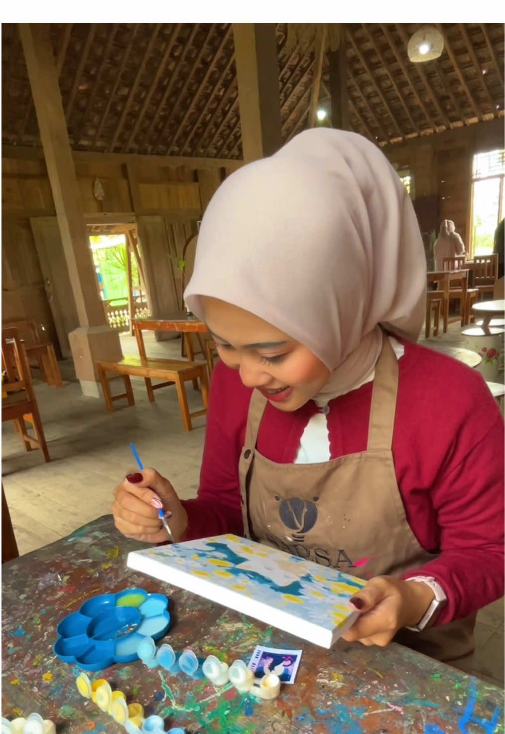 Playing with colors🎨 kemarin quality time melukis di Sarsa and honestly its wasn’t just the canvas that got painted — my heart did too💚 Kadang kita emang cuma butuh a few strokes of color buat inget lagi gimana hidup bisa seindah itu!✨a little messy, a little colorful, but totally happy!! 🙂‍↔️😍