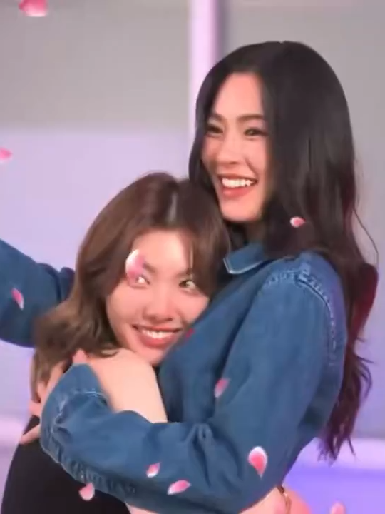 They held each other so tight here 😭 That hug… you can feel it wasn’t just acting 😌 Some things don’t need words — the warmth says it all. 💞 KITCHENPOM LINGORM #คิดเช่นป้อมxหลิงออม #LingOrm #หลิงออม #linglingkwong #ormkornnaphat