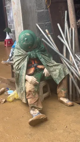 Một khoảng khắc Hùng ghi lại vội vàng giữa thiên tai sạt lở ở Lũng Cú. Một chiến sĩ ngồi tựa lưng vào tường, ngủ thiếp đi trong bộ đồ lấm lem sau nhiều giờ dầm mưa cứu hộ, gần như đã mệt và kiệt sức :( thương quá #Hunghagiang #bodoi 