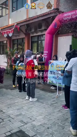 📍 Puncak Diesnatalis – Meriah dan Penuh Kebersamaan! 🎉 Hari yang ditunggu pun tiba! 🌟 Puncak Diesnatalis SMA Negeri 1 Kembang dimeriahkan dengan jalan sehat penuh semangat dan kehadiran bintang tamu spesial yang menambah keceriaan semua peserta. 🏃‍♂️🎶 Momen ini menjadi simbol kebersamaan, kegembiraan, dan rasa syukur atas perjalanan panjang yang penuh makna. ❤️ 📍 SMA Negeri 1 Kembang 📍 OSIS SMA Negeri 1 Kembang #Diesnatalis19 #SMAN1Kembang #OSISSMAN1Kembang #HariPertama #KitaSatu #smansabangjaya #sman1kembang #osissman1kembang #osissmansabang