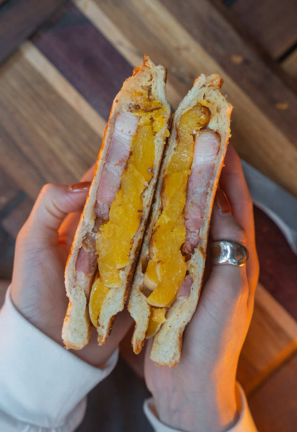 カボチャと厚切りベーコンのホットサンド🎃🍞 　 レシピはコメント欄に記載してます✍️ 　 #tiktokfood #cooking #food #料理 #camp 