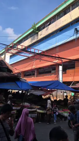 Sobat Bogor, tau gak sih? 😢 Pasar yang sudah ada bahkan sebelum Indonesia merdeka kini tinggal menghitung waktu. Rencananya, Pasar Bogor akan dibongkar pada bulan November nanti. Selamat tinggal, Pasar Bogor — saksi bisu perjalanan dan cerita banyak orang dari masa ke masa. 🕰️ Terima kasih sudah jadi bagian dari sejarah kota ini. 💔 #infobogor #pasarbogor #bogorheritage #beritabogor #sejarahbogor