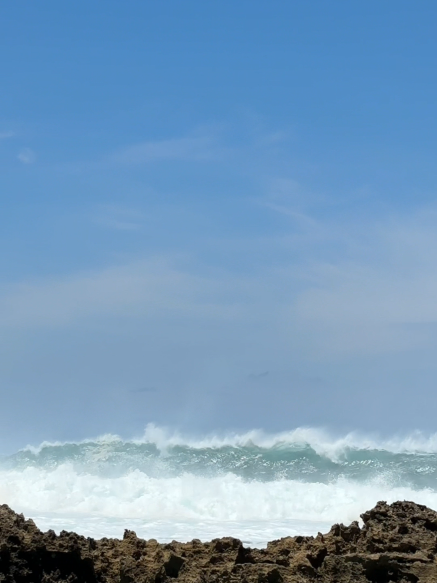 Pantai terlihat tenang tapi tidak dengan ombaknya,begitu juga manusia terlihat tenang tapi tidak dengan pikirannya #pantaibatubengkung #malangselatan 