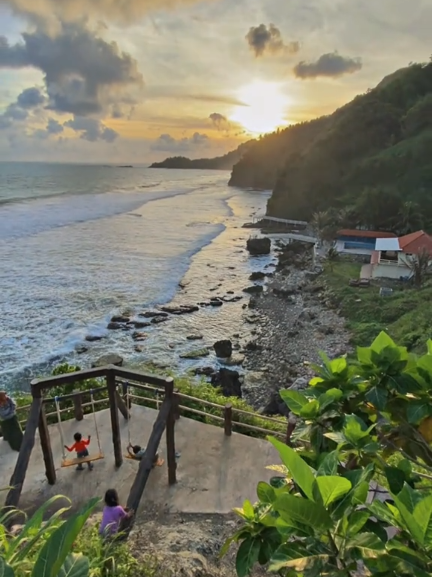 Sunset di pantai surumanis memang seindah ini 😍 #pantaisurumanis 