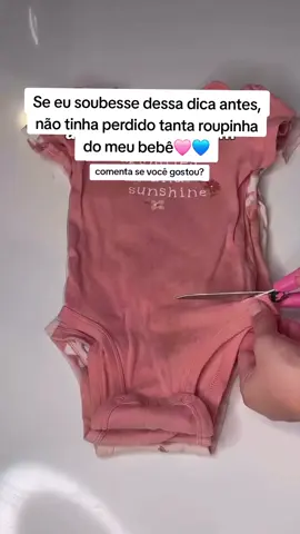 ✨ DICA DE OURO PARA MAMÃES ✨ Sabe aquele body que não serve mais no bebê? 🍼 Você pode transformar em uma blusinha linda em minutos: basta cortar, colocar uma fita e passar o ferro! 👶💡 Prático, econômico e cheio de estilo. 👉 Quer mais dicas e promoções exclusivas para mamães? Entra no meu grupo, o link está na bio! 💕 #dicasdemamae #maternidade #maedemenino #maedemenina #gestante 