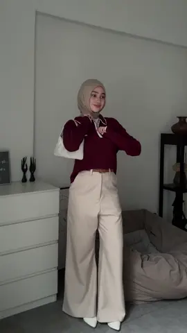 ( SPILL OUTFIT DI CAPTION 👇 )  Buat kamu yang suka tampil simple tapi tetap kelihatan rapi dan manis, top knit maroon ini wajib banget dicoba! 🍷 Detail outfit link di bio profil :  Pashmina link no. B 149 Atasan link no. B 269 Celana link no. B 248 Sabuk link no. A 753 Tas link no. A 541 Heels link no. 487 cara order : klik link di bio profil aku -> lalu klik tanda 3 titik di atas pojok kanan -> lalu klik tulisan ( buka di browser ) -> lalu cari no. sesuai produk -> lalu klik order selesai