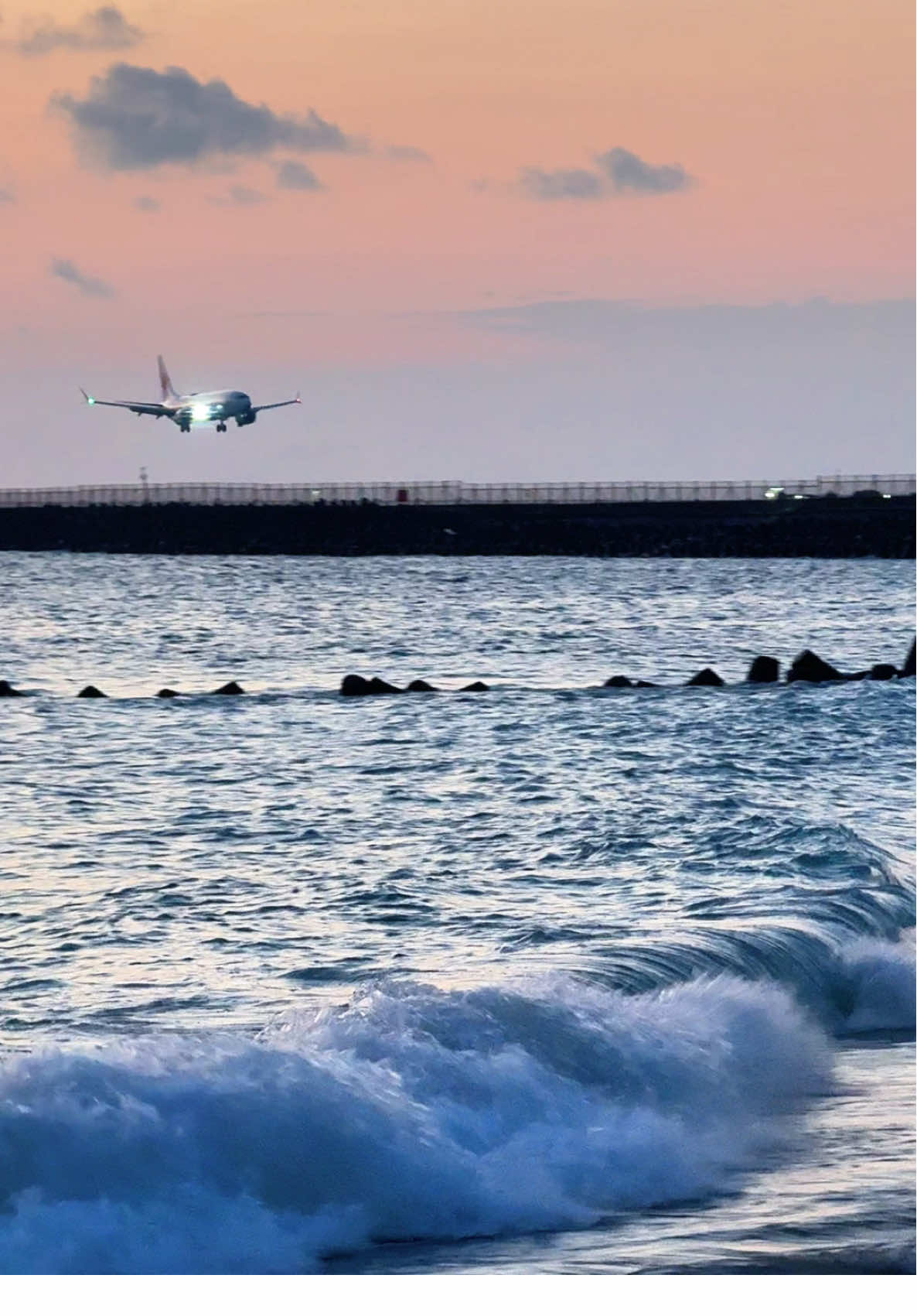 Laut menuntun pasrah, senja menuntun ikhlas, dan langit menuntun hati untuk memaafkan 🌊 #fyp #fypage #fypbali #bali #balivibes #xyz #xyzbcafypシ #sunsetbali #sunsetbalivibes #sunsetbeach #sunsetlover #kelanbeach #pantaikelan 