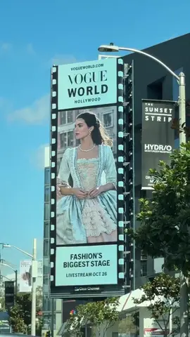 Kendall xuất hiện với hình ảnh quý tộc trên poster quảng bá cho Vogue World vào 26 tháng 10 tới #KendallJenner #Vogue 