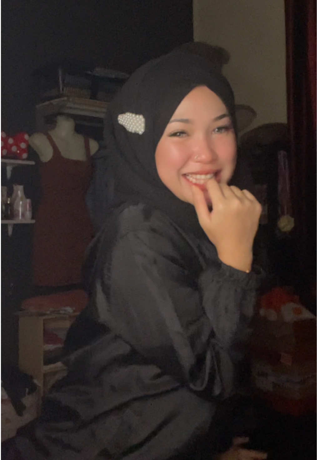 Di dengarnya yang lain