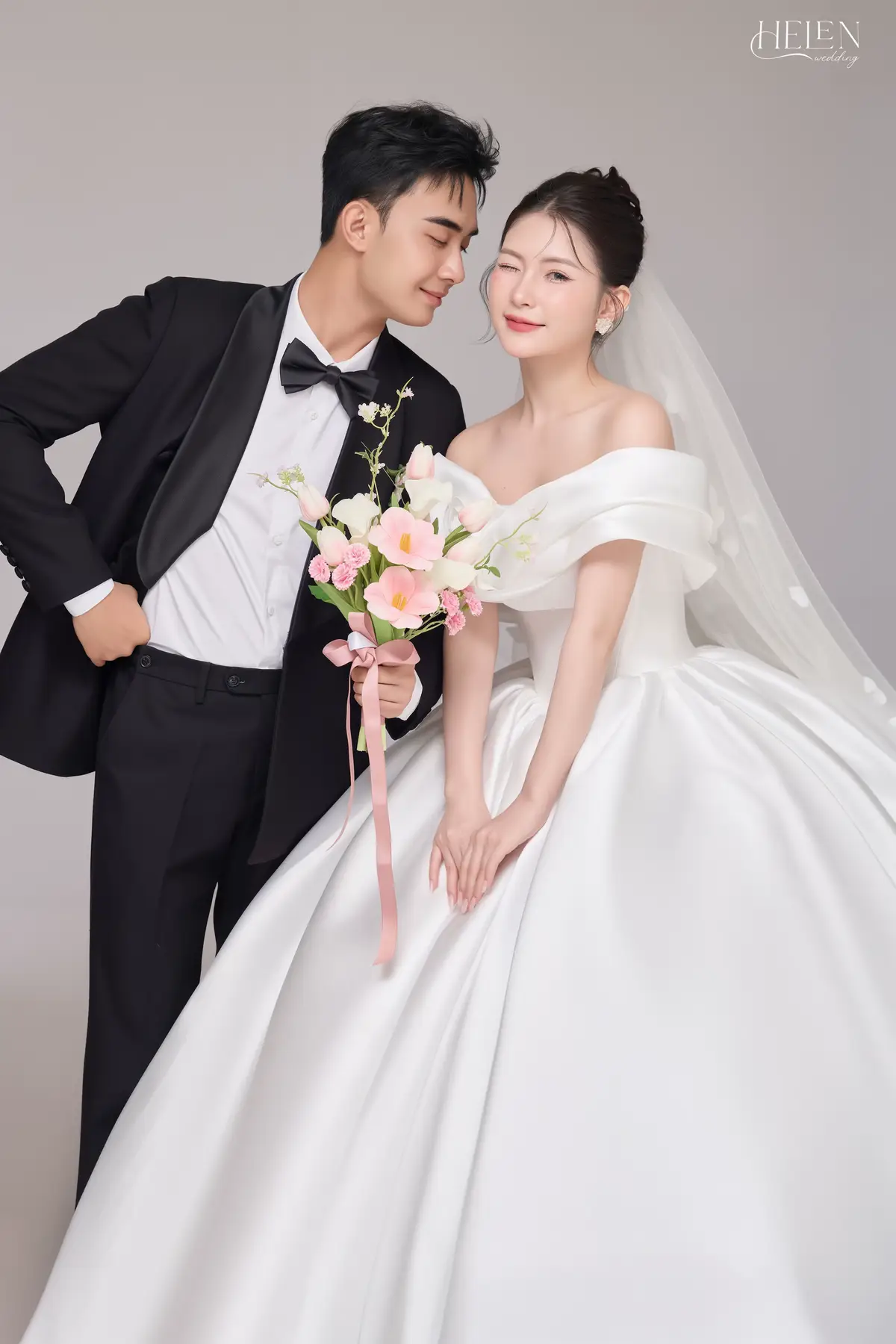 𝗫𝘂 𝗵𝘂̛𝗼̛́𝗻𝗴 𝗮̉𝗻𝗵 𝗰𝘂̛𝗼̛́𝗶 𝗛𝗮̀𝗻 𝗤𝘂𝗼̂́𝗰 - 𝗦𝘁𝘆𝗹𝗲 𝗰𝗵𝘂̣𝗽 đ𝗼̛𝗻 𝗴𝗶𝗮̉𝗻 𝗻𝗵𝘂̛𝗻𝗴 đ𝗮̂̀𝘆 𝘀𝘂̛́𝗰 𝗵𝘂́𝘁💍💍 Với bối cảnh đơn giản nhưng mỗi frame ảnh luôn mang một nét riêng biệt bởi Helen đề cao nét đẹp tự nhiên vốn có và cung bậc cảm xúc của cặp đôi. Điểm tô thêm không gian lãng mạn này là sự kết hợp những bông hoa tươi tắn, tận dụng thế mạnh của gam màu trầm ấm, nhẹ nhàng, tạo nên shoot ảnh cưới đậm chất Hàn Quốc.  Nếu bạn yêu thích sự đơn giản nhưng vẫn sang trọng và thu hút, thì style 𝗰𝗵𝘂̣𝗽 𝗮̉𝗻𝗵 𝗰𝘂̛𝗼̛́𝗶 𝘃𝗼̛́𝗶 𝗽𝗵𝗼̂𝗻𝗴 𝘁𝗿𝗼̛𝗻 𝘁𝗮̣𝗶 𝗦𝘁𝘂𝗱𝗶𝗼 đ𝗼̣̂𝗰 𝗾𝘂𝘆𝗲̂̀𝗻 𝗰𝘂̉𝗮 𝐇𝐄𝐋𝐄𝐍 𝐖𝐄𝐃𝐃𝐈𝐍𝐆 sẽ là lựa chọn để bạn lưu tâm đến!  𝐇𝐄𝐋𝐄𝐍 𝐖𝐄𝐃𝐃𝐈𝐍𝐆 𝐖𝐄𝐃𝐃𝐈𝐍𝐆𝐃𝐑𝐄𝐒𝐒 𝐁𝐑𝐈𝐃𝐀𝐋 Hotline : 0968 199 863 Address : phố Ngụ - Nhân Thắng - Gia Bình- Bắc ninh ( cách ngã 3 ngụ 100m đi về hướng cầu bình than)