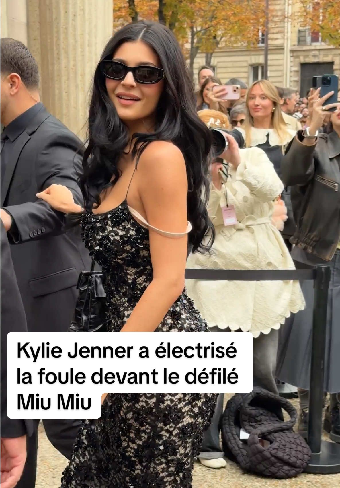 @Kylie Jenner a électrisé la foule devant le défilé @Miu Miu printemps-été à Paris. #pfw #voguefrance 