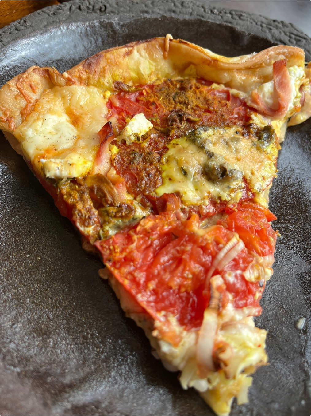 🍅 Tarte à la tomate, poireaux & crème de chèvre Base : pâte feuilletée + moutarde. Dessus : poireaux fondants, petits morceaux de jambon blanc, crème de chèvre, gruyère, bleu… Et enfin, les tomates, bien mûres, disposées en rosace. Un filet d’huile d’olive, sel, poivre, herbes de Provence. Au four 190°C — 30 à 35 min. Croustillante, fondante, parfumée. #tartesalée#tartesaléecile #c#cuisinegourmandet#tomatescestrienafaire 